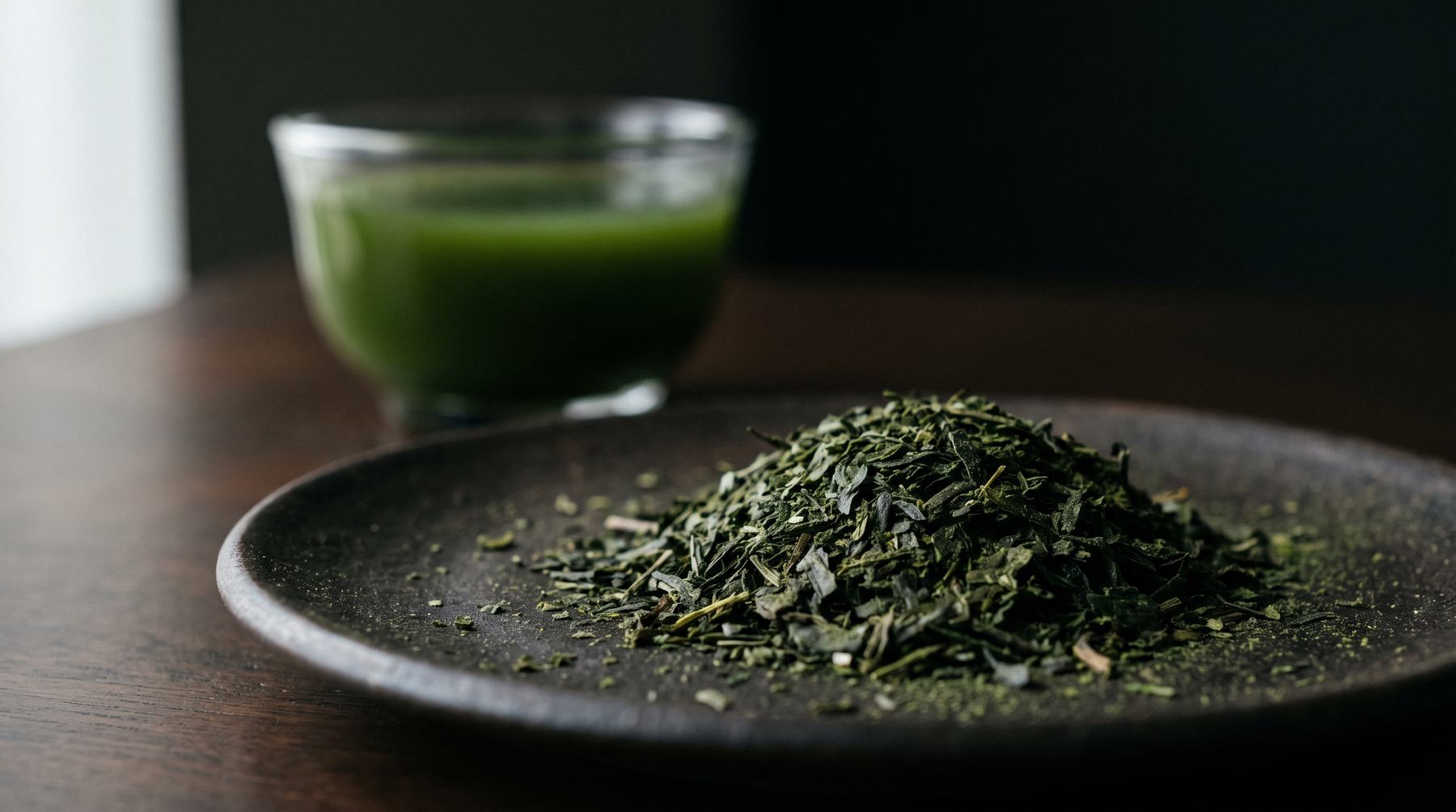 深蒸し煎茶の細かな茶葉と、濃い緑の一杯